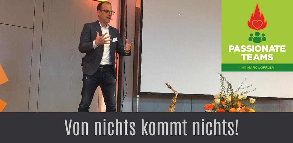 Keynote-Speaker Marc Löffler auf der Bühne und Podcast-Titel: Von nichts kommt nichts!