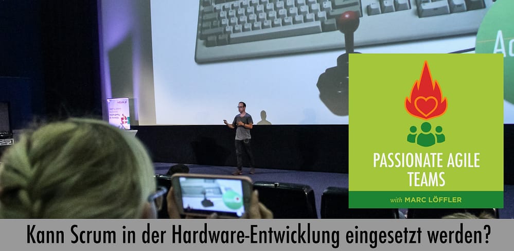 Marc Löffler auf der Bühne und Podcast-Titel: Kann Scrum in der Hardware-Entwicklung eingesetzt werden?