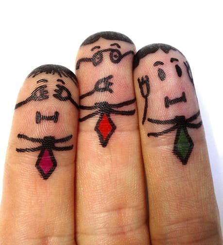 drei Finger mit gemalten Gesichtern